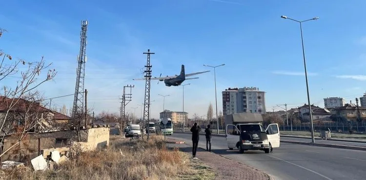 Eğitim uçuşunda arızalanan uçak zorunlu iniş yaptı