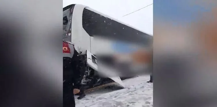 Seyir halindeki TIR, otobüse arkadan çarptı
