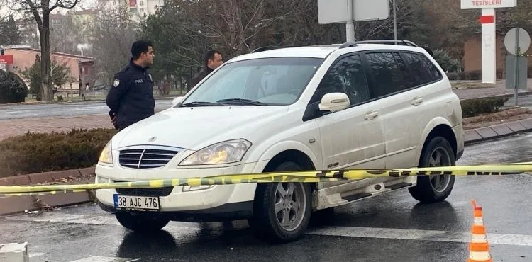 Trafik ışıklarında bekleyen aracın sürücüsü silahla yaralandı