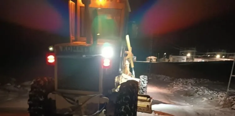 BÜYÜKŞEHİR, KARLA KAPLI 139 MAHALLE YOLUNU ULAŞIMA AÇTI