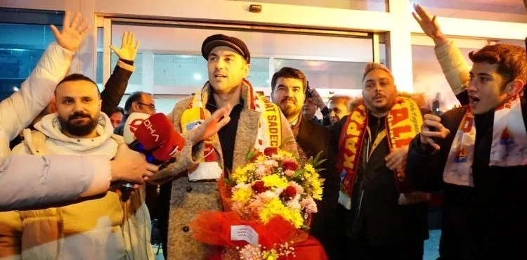 Kayserispor’un yeni teknik direktörü Burak Yılmaz çiçeklerle karşılandı
