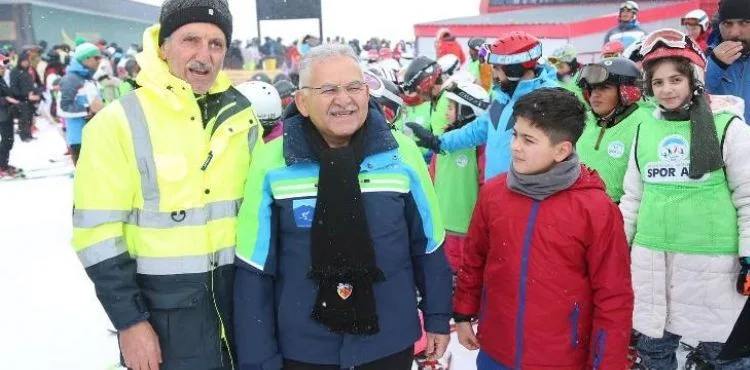 BÜYÜKKILIÇ, YARIYIL TATİLİ YOĞUNLUĞU YAŞAYAN ERCİYES’TE KAYAK TUTKUNLARI İLE BİR ARAYA GELDİ