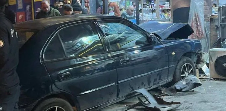 Kontrolden çıkan araç dükkana girdi