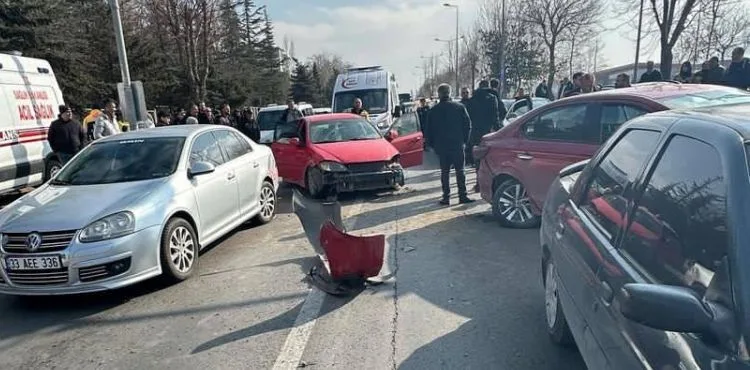 Zincirleme kazada 5 araç birbirine girdi