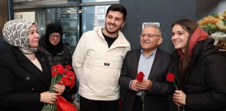 BAŞKAN BÜYÜKKILIÇ, KÖŞK SOSYETE ESNAFIYLA KUCAKLAŞARAK, KARANFİL DAĞITTI