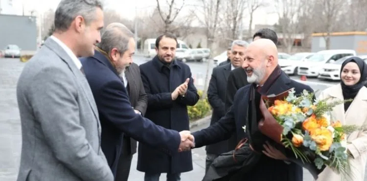 BAŞKAN ÇOLAKBAYRAKDAR’A BELEDİYE ÇALIŞANLARINDAN COŞKULU KARŞILAMA