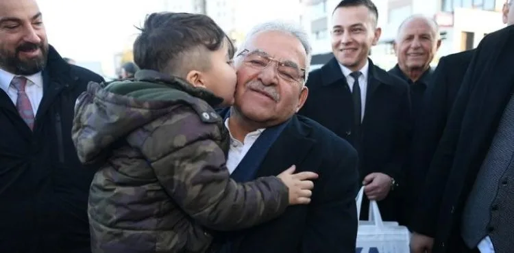 BAŞKAN BÜYÜKKILIÇ’TAN ESENYURT SEMT PAZARI’NA ZİYARET