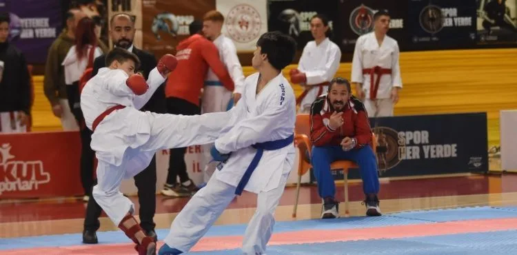 Kayseri Okul Sporları Karate Gençler A-B Grup Birinciliği‘ne ev sahipliği yapıyor