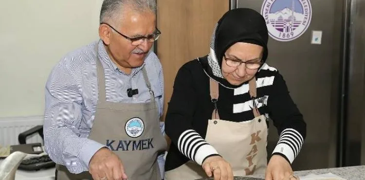 BAŞKAN BÜYÜKKILIÇ, EŞİ İLE BİRLİKTE MUTFAĞA GİRİP, “KAYSERİ YAĞLAMASI” YAPTI