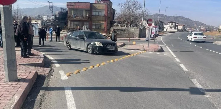Mahalle sakinleri girişteki kavşağın düzeltilmesini istiyor