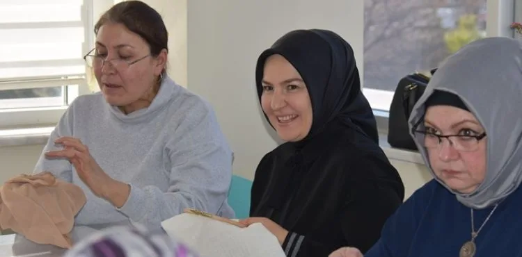 FATMA ÇOLAKBAYRAKDAR, BÜYÜK BİR USTALIKLA İŞLEDİĞİ KANAVİÇE SANATINDA İZ BIRAKTI