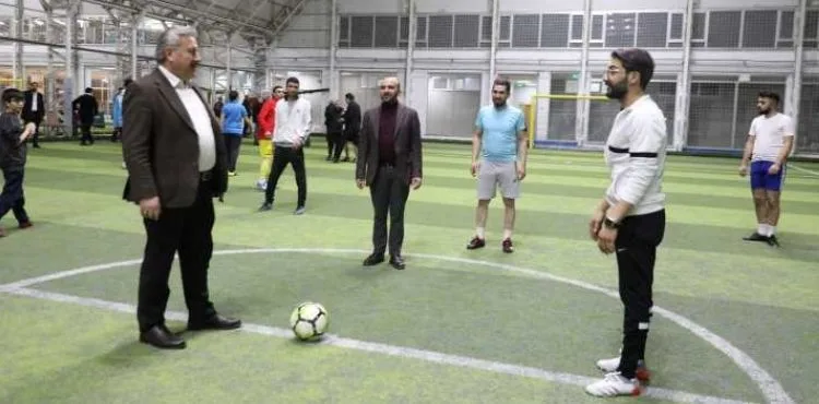 BAŞKAN PALANCIOĞLU, GENÇLİK KOLLARININ MAÇINDA BAŞLANGIÇ VURUŞUNU YAPTI