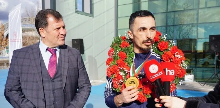 Avrupa Halter Şampiyonu Muammer Şahin, çiçek ve meşalelerle karşılandı