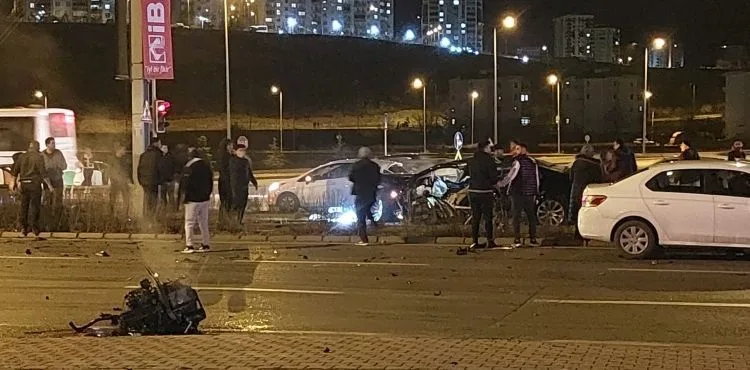 Araç motorunun fırladığı kazada 4 yaralı