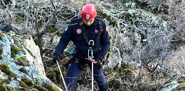 BÜYÜKŞEHİR İTFAİYESİ’NDEN 2 SAATLİK “KEÇİ KURTARMA” ÇALIŞMASI