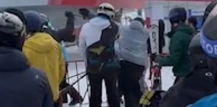 Teleferik sırasında kayak batonlu kavga