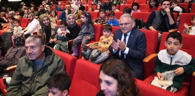 BÜYÜKKILIÇ, MİNİKLERİN ÇOCUK TİYATROSU MUTLULUĞUNA ORTAK OLDU