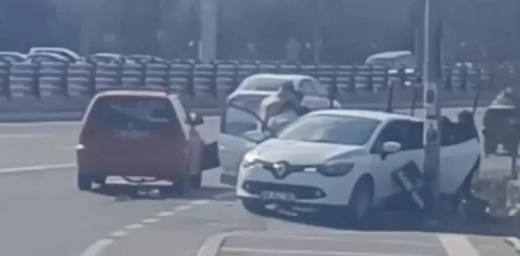 Otomobillerin çarpıştığı kazada 2 yaralı