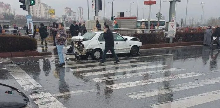 Zincirleme kazada 3 otomobil çarpıştı