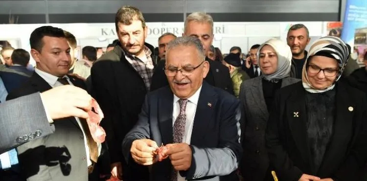 BAKAN YUMAKLI VE BAŞKAN BÜYÜKKILIÇ, BÖLGENİN EN BÜYÜK TARIM FUARINI ZİYARET ETTİ