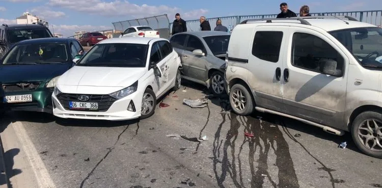 Direksiyon hakimiyetini kaybeden araç sürücüsü zincirleme kazaya sebebiyet verdi