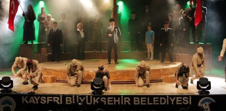 ‘Cumhuriyete Doğru’ tiyatro oyunu Kayseri’de sahnelendi: Seyirciler duygusal anlar yaşadı