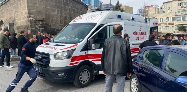 Yeraltı çarşısında başlayan tartışma sonucu bir kişi bıçaklandı