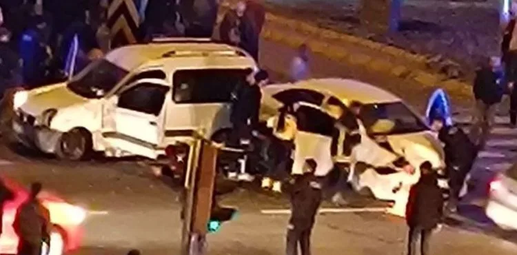 Direksiyon hakimiyetini kaybeden iki araç birbiriyle çarpıştı