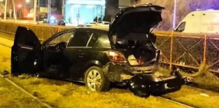 Direksiyon hakimiyetini kaybeden sürücü tramvay yoluna girdi