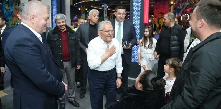 BÜYÜKKILIÇ, KUMSMALL ALIŞVERİŞ MERKEZİ’NDE ESNAF VE VATANDAŞLARLA BULUŞTU