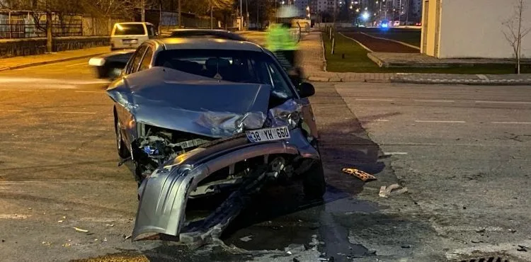 Otomobil ile işçi servisi çarpıştı: 3 yaralı