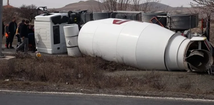 Beton mikseri devrildi: 1 yaralı