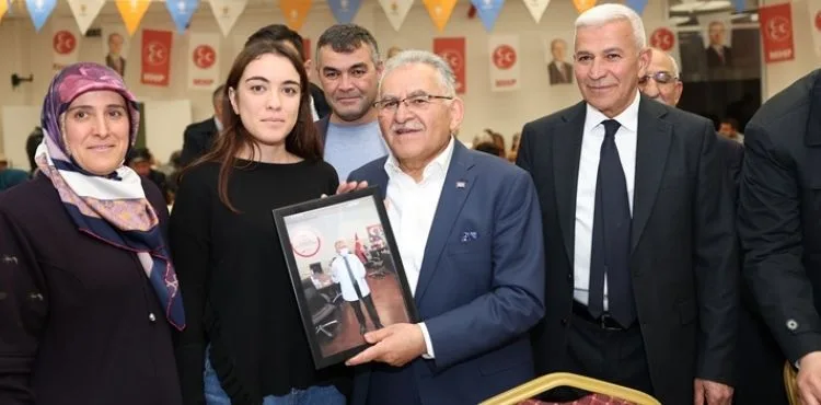 BÜYÜKKILIÇ, YEŞİLHİSAR’DA KONUŞTU: “GÜZELLİKTE YARIŞACAĞIZ, BİZ CUMHURUZ”