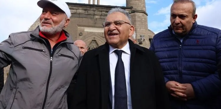 KAZANCILAR ÇARŞISI ESNAFI İLE BULUŞAN BÜYÜKKILIÇ: “DURMAK YOK, KOŞMAYA DEVAM”