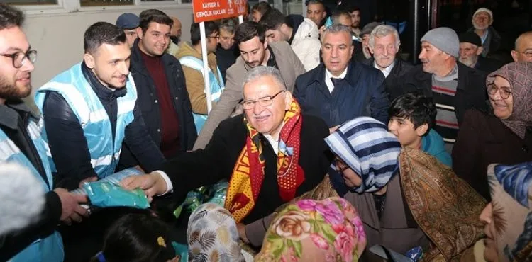 BÜYÜKKILIÇ’TAN TERAVİH SONRASI ESNAF ZİYARETİ