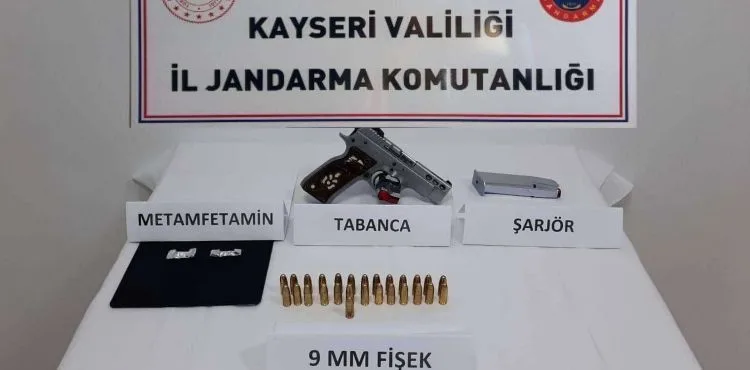 Jandarma ekiplerinin durdurduğu araçta suç unsurları ele geçirildi