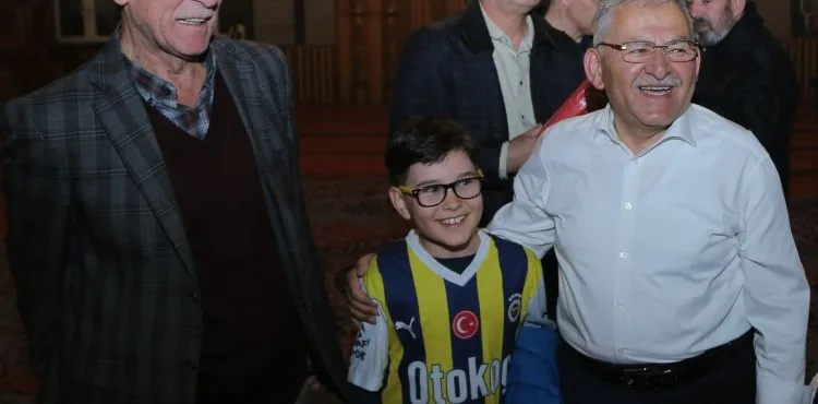 BAŞKAN BÜYÜKKILIÇ, TERAVİH SONRASI VATANDAŞLA BULUŞTU