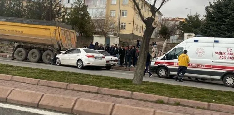 İki otomobil hafriyat kamyonuna çarptı: 5 yaralı