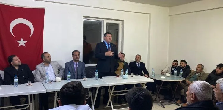 Mahzemin Önder Narin’i bağrına bastı.