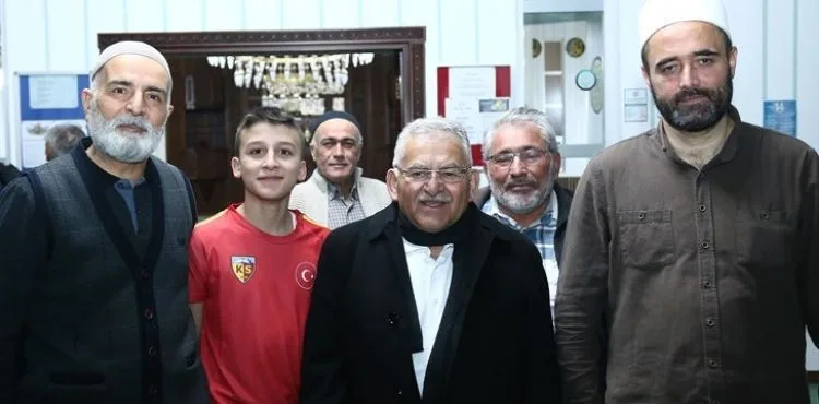 BAŞKAN BÜYÜKKILIÇ, TERAVİH SONRASI VATANDAŞLA BULUŞTU