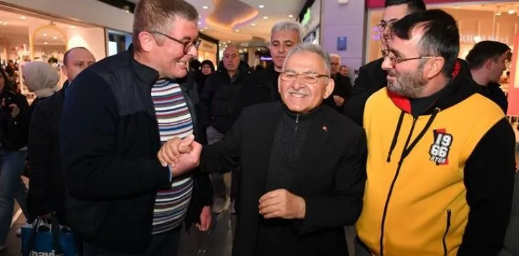 BAŞKAN BÜYÜKKILIÇ, FORUM KAYSERİ AVM’DE ESNAF VE VATANDAŞLARLA BİR ARAYA GELDİ