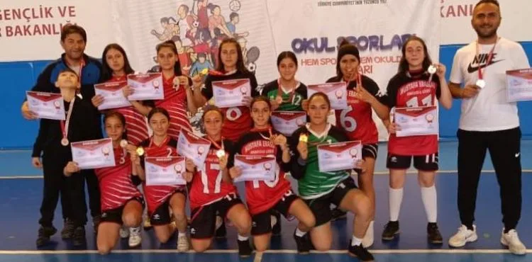 M.Eraslan Anadolu Lisesi futsal takımı Türkiye Yarı Finallerine kaldı