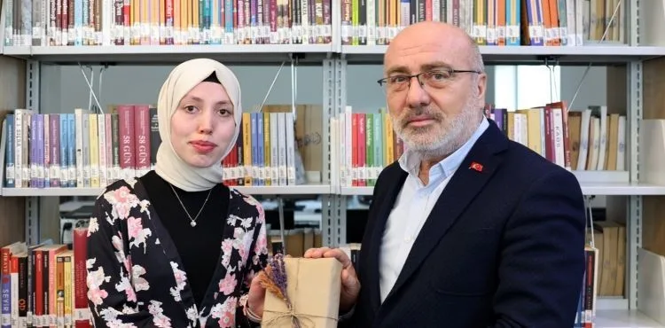 KAYÜ Rektörü, Çok Kitap Okuyan Öğrencileri Ödüllendirdi
