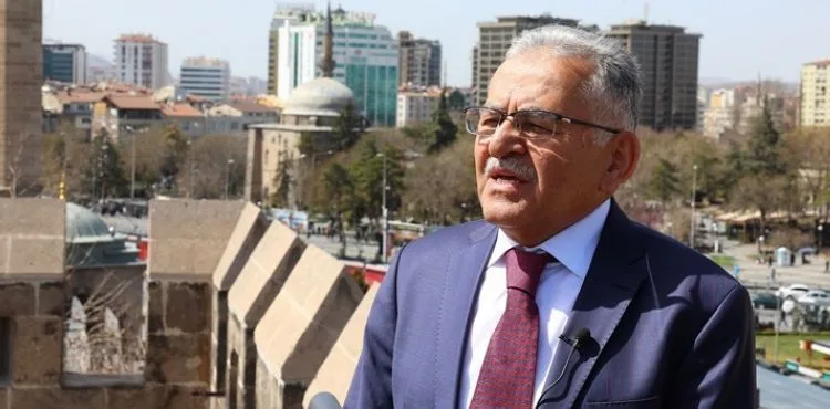 BAŞKAN BÜYÜKKILIÇ, CUMHURİYET MEYDANI’NDA VATANDAŞLA BULUŞTU, KALE SURLARINDAN KAYSERİ’YE MESAJ VERDİ