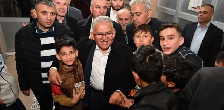 BAŞKAN BÜYÜKKILIÇ’A TERAVİH SONRASI ÇOCUKLARDAN SICAK İLGİ