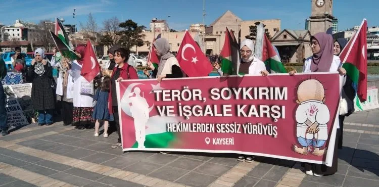 Kayseri’de sağlık çalışanları ‘sessiz yürüyüş’ gerçekleştirdi