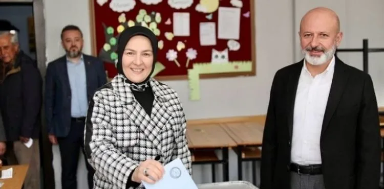 BAŞKAN ÇOLAKBAYRAKDAR, OYUNU EŞİYLE BİRLİKTE KULLANDI
