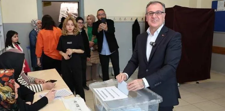 BAŞKAN BİLAL ÖZDOĞAN OYUNU KULLANDI: ‘DEMOKRASİ ŞÖLENİ İÇERİSİNDE GEÇEN BİR SEÇİM GÜNÜNÜ YAŞIYORUZ’