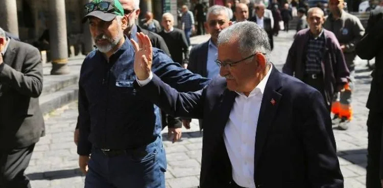 BAŞKAN BÜYÜKKILIÇ, ŞEHRİN KURUCUSU MELİK MEHMET GAZİ TÜRBESİ’Nİ ZİYARET ETTİ