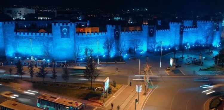 BÜYÜKŞEHİR BELEDİYESİ, TARİHİ KALE SURLARINI OTİZM FARKINDALIK RENGİ İLE AYDINLATTI